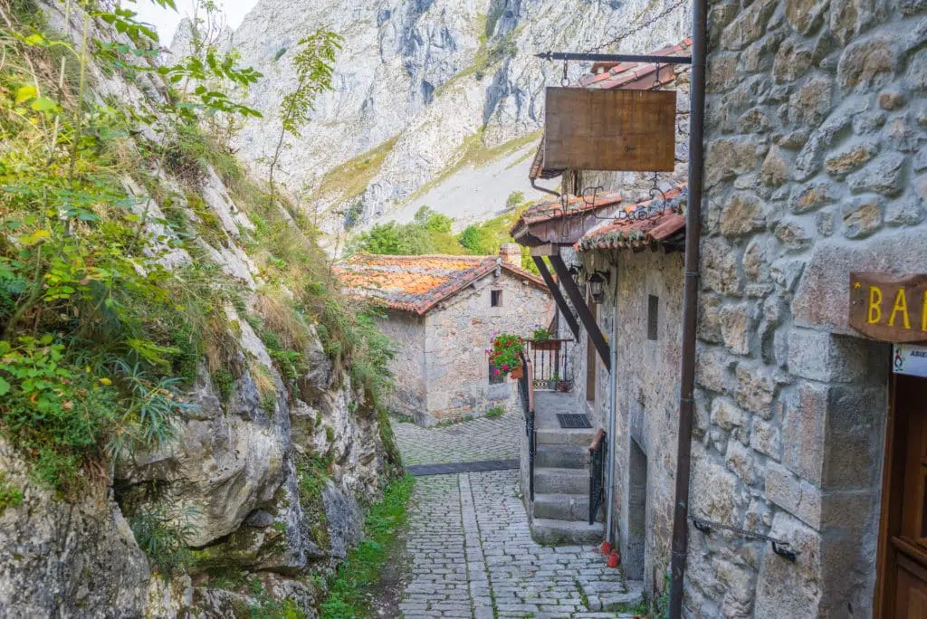 Las calles de Bulnes (Asturias).