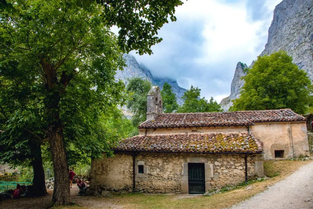 Iglesia de Bulnes (Asturias).