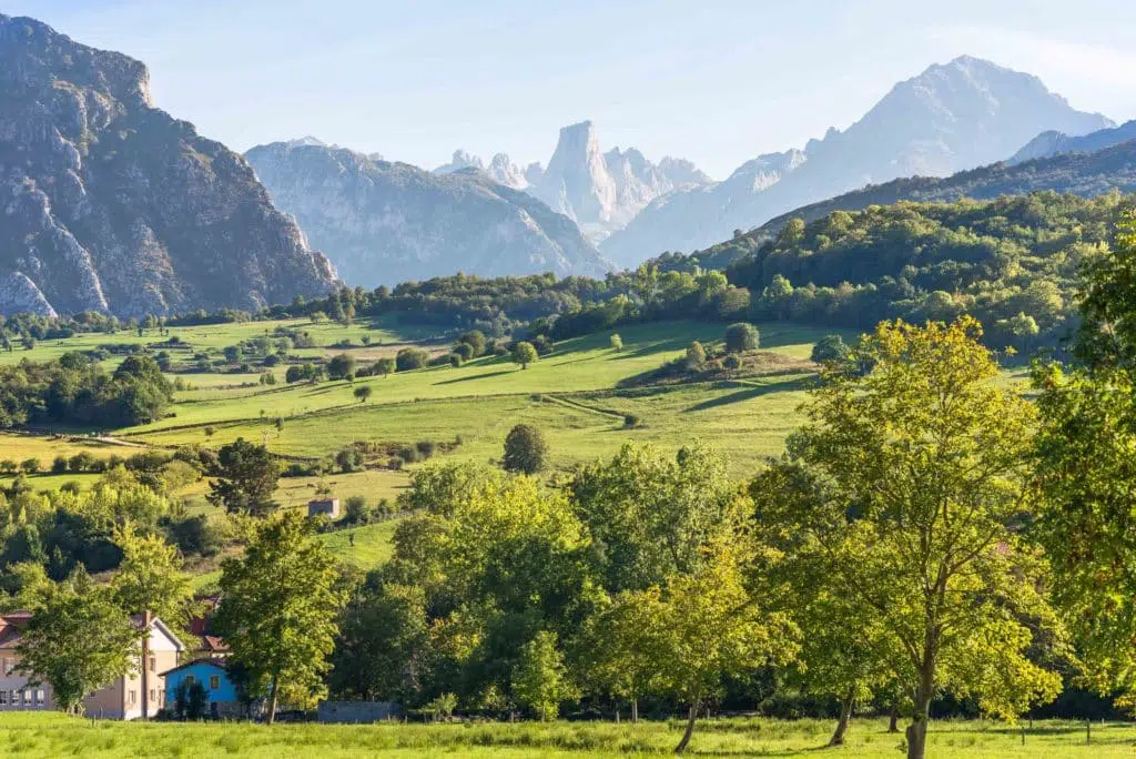 El valle de Bulnes, con el Pico Urriellu al fondo.
