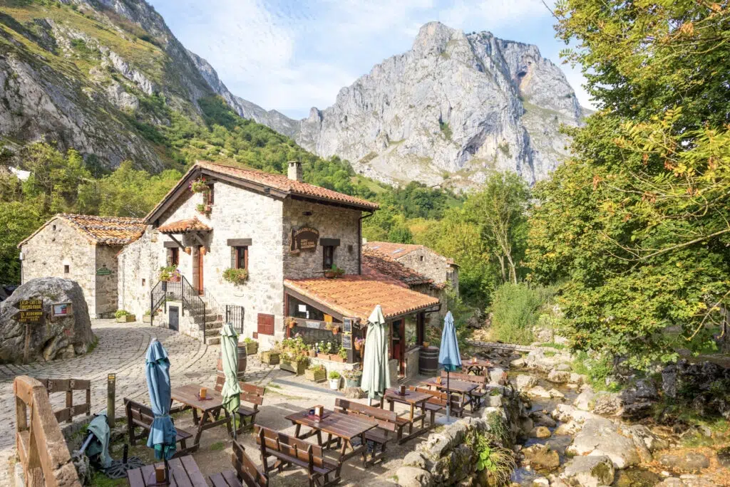 Uno de los restaurantes de Bulnes (Asturias).