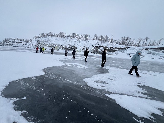 Grupo caminando en el hielo