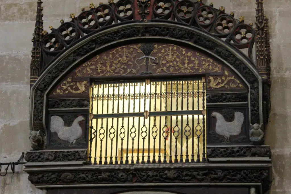 Gallinero dentro de la catedral de Santo Domingo de la Calzada (La Rioja)