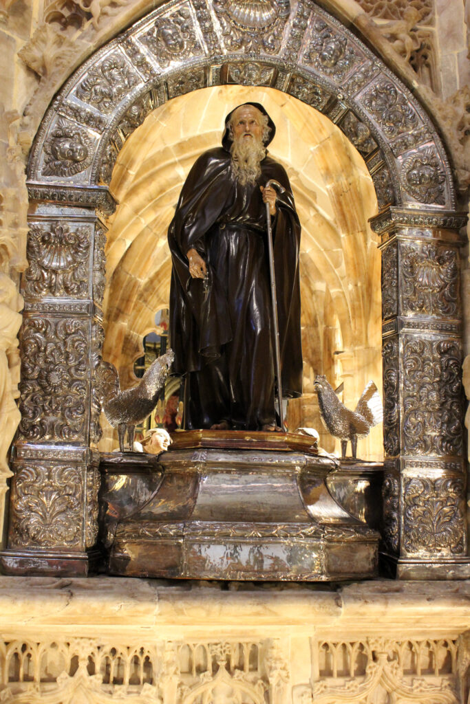 Escultura de Santo Domingo con el gallo y la gallina. Por jimenezar