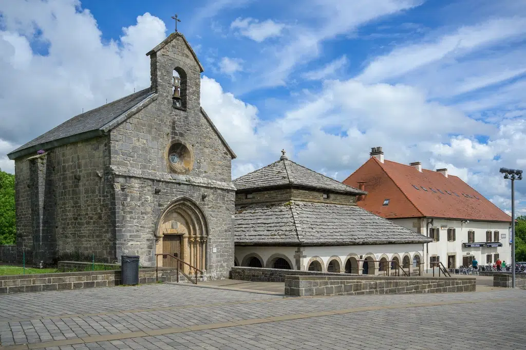 La capilla de Sancti Spiritus en Roncesvalles (Navarra). Por tichr