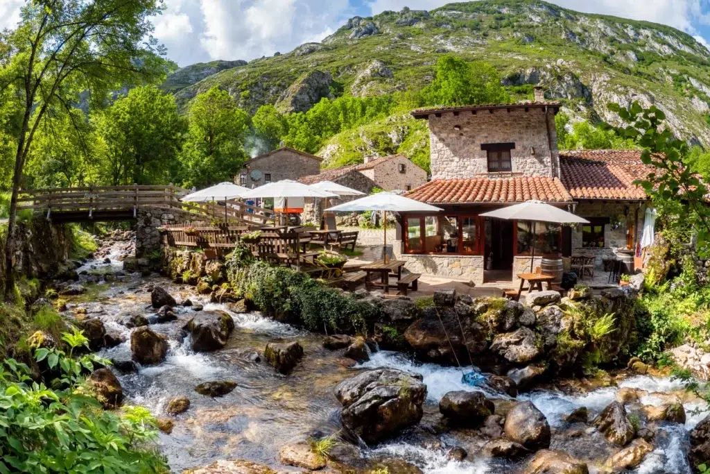 Bulnes, el pueblo asturiano en los Picos de Europa