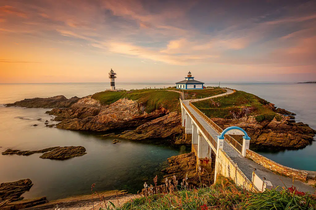 Destinos a los que puedes llegar en tren: Faro de Isla Pancha, Ribadeo, Galicia