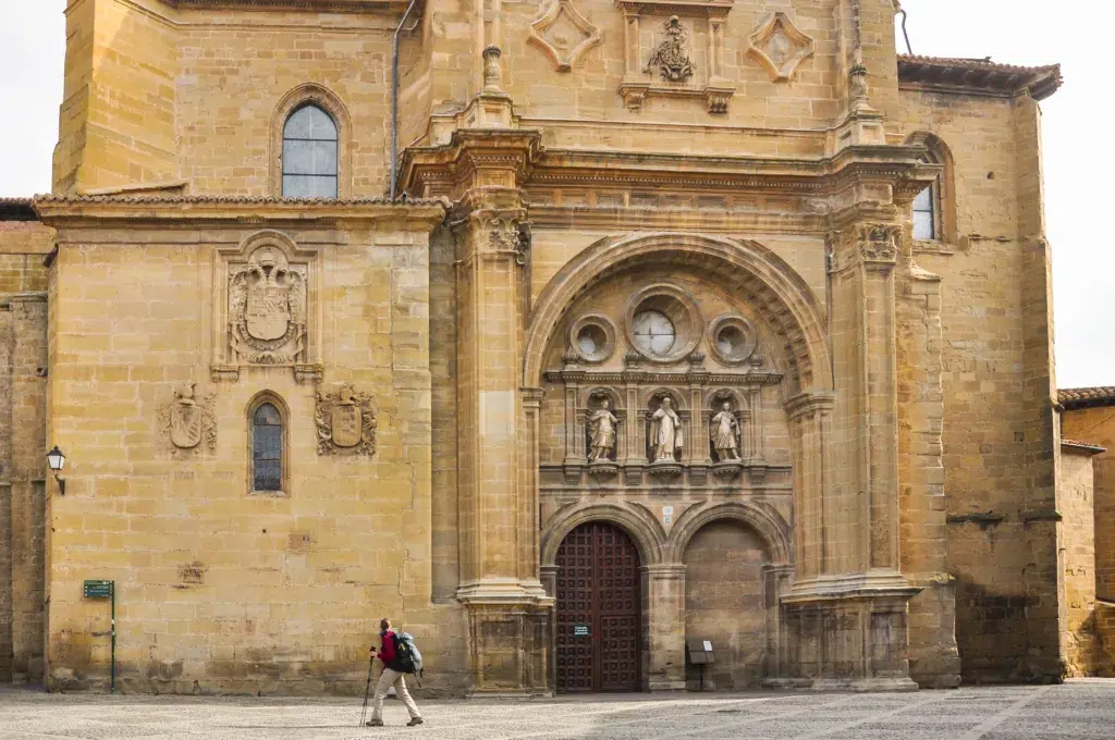 Peregrina del Camino de Santiago ante la catedral de Santo Domingo de la Calzada (La Rioja)