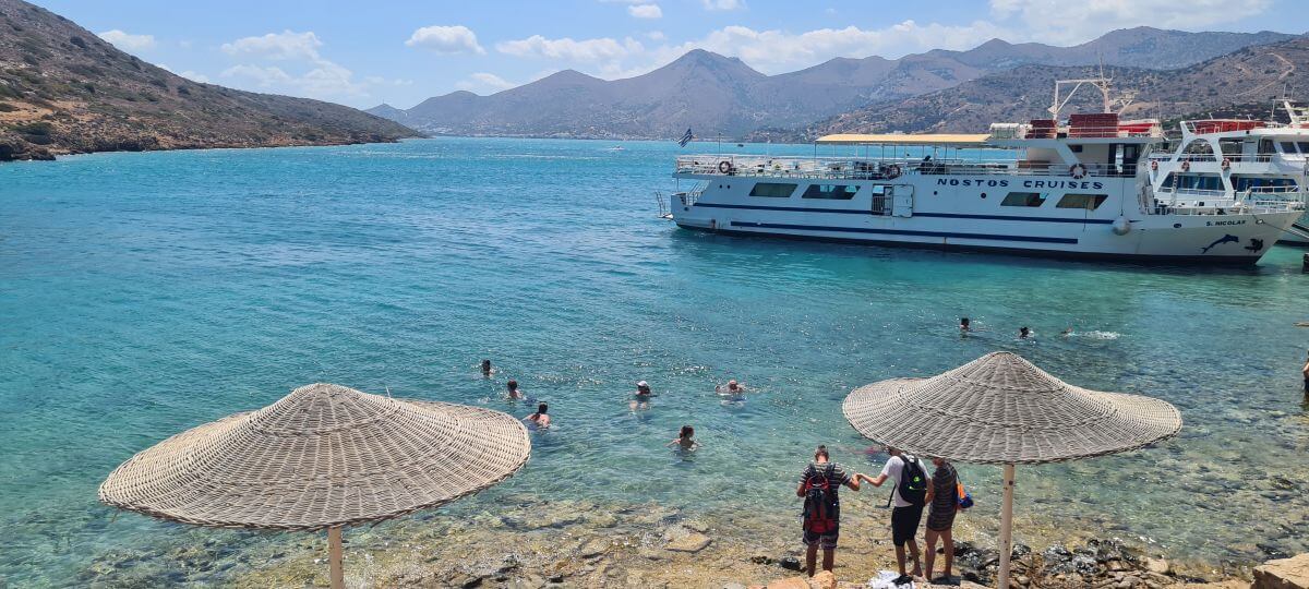 Baño en la playa en Spinalonga Baño en la playa en Spinalonga