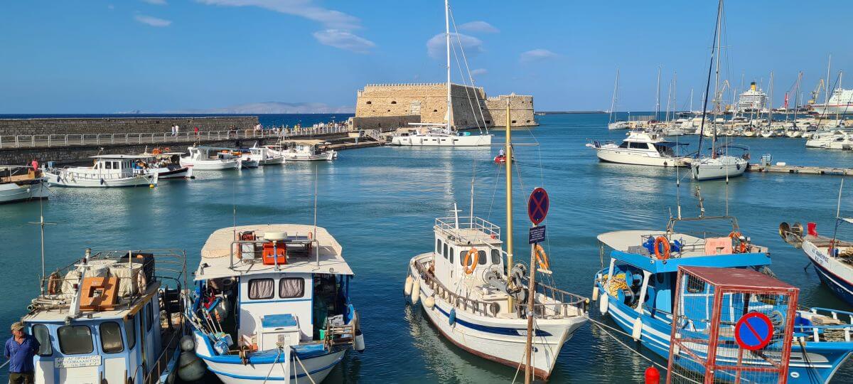El puerto de Heraklion con la fortaleza de Koule al fondo El puerto de Heraklion con la fortaleza de Koule al fondo