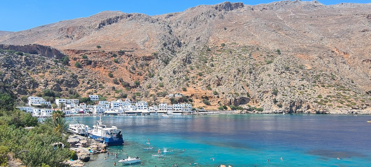 Las montañas peladas que resguardan Loutró