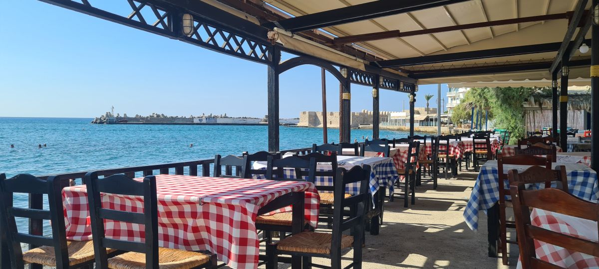 Terrazas de restaurantes frente al mar en Ierapetra Terrazas de restaurantes frente al mar en Ierapetra