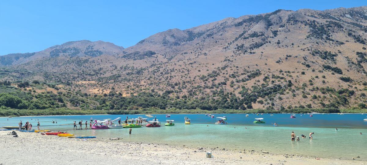 Un día de playa en el lago Kournas Un día de playa en el lago Kournas