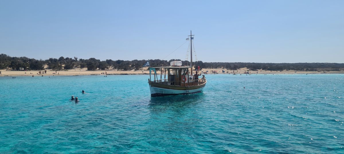 Un pequeño barco fondea en la isla de Chrissy Un pequeño barco fondea en la isla de Chrissy