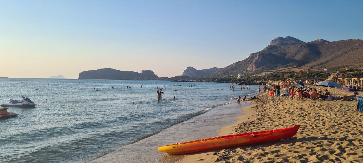 Una canoa en Falassarna Una canoa en Falassarna