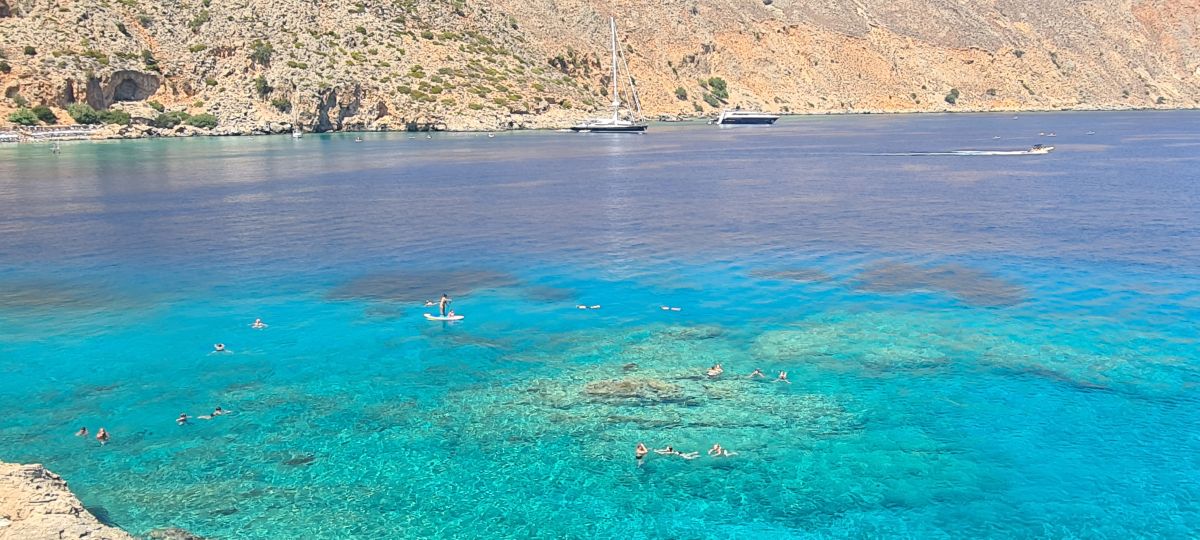 Una piscina infinita de azul turquesa