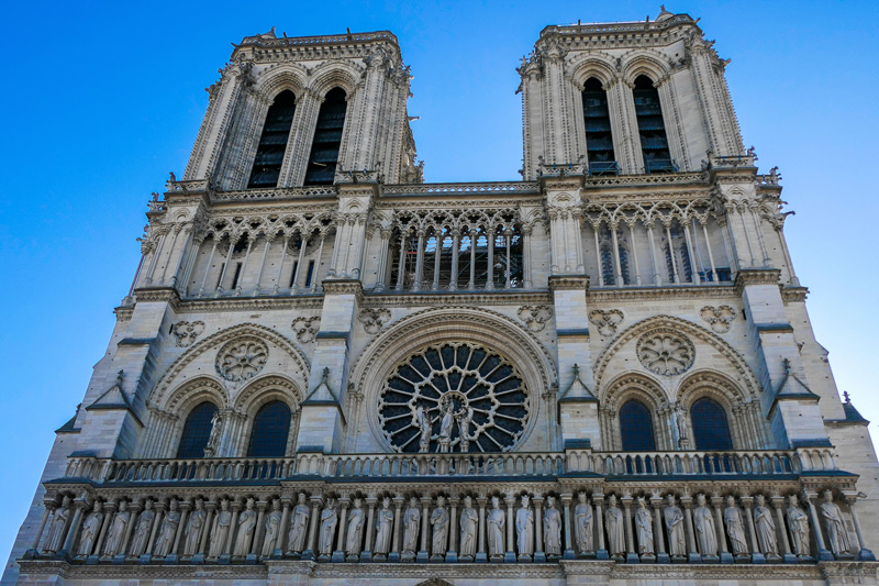 Fachada actual de la Catedral de Notre Dame tras su inauguración en 2025