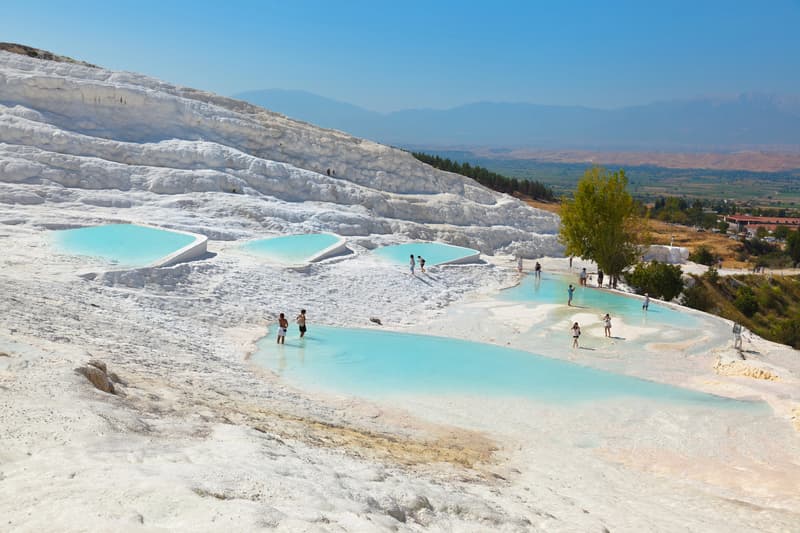 Bañarse en las piscinas, una de las cosas que hacer en Pamukkale en Turquía