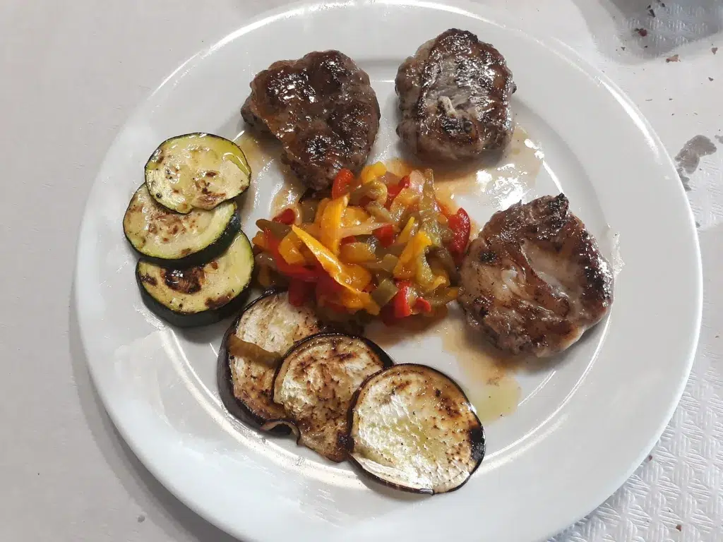 Figatells servidos con verduras
