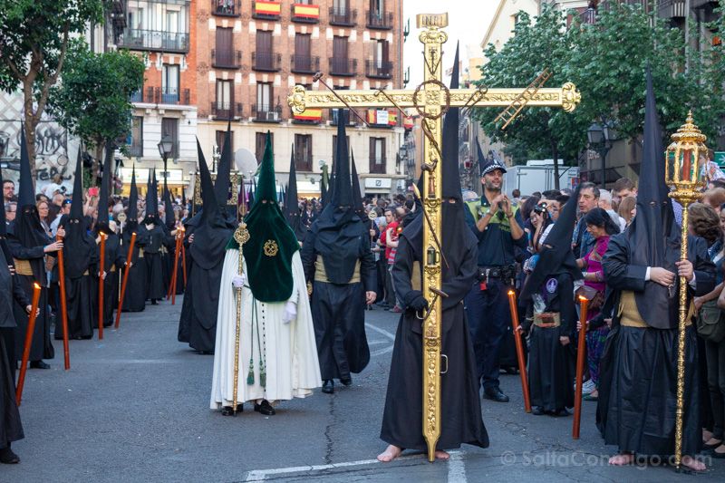 Semana Santa de Madrid: los nazarenos descalzos en la procesión de Nuestro Padre Jesús del Gran Poder Semana Santa en Madrid Nazarenos Descalzos