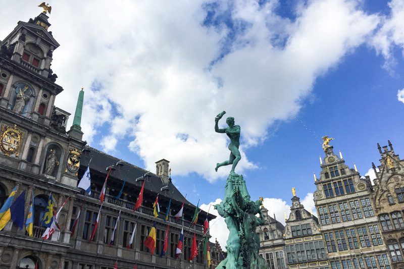 La estatua de Silvio Brabo Sitios Turísticos de Amberes Grote Markt Silvio Brabo