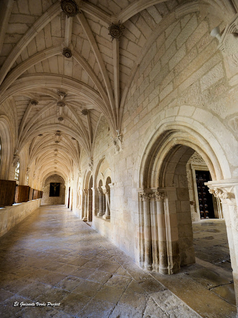 Monasterio de la Vid, interior del claustro - por El Guisante Verde Project