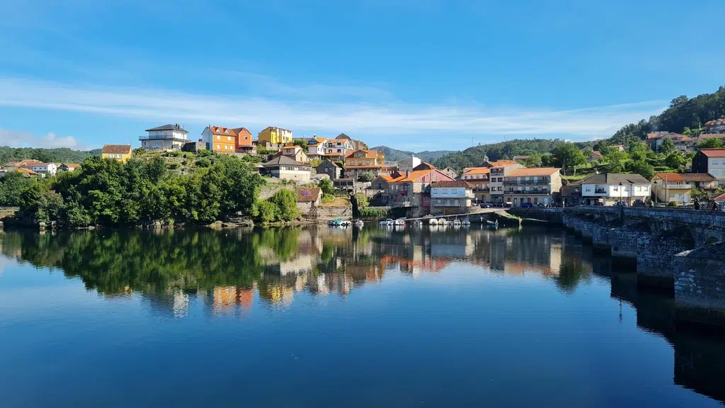Vista panorámica del pueblo de Caldas de Reis (Pontevedra). Por Thewomanredhair/Wirestock Creators