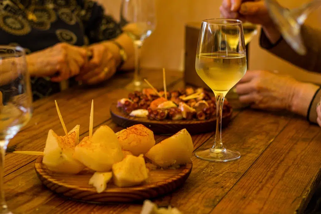 Pulpo con patatas y una copa de vino. Por MP