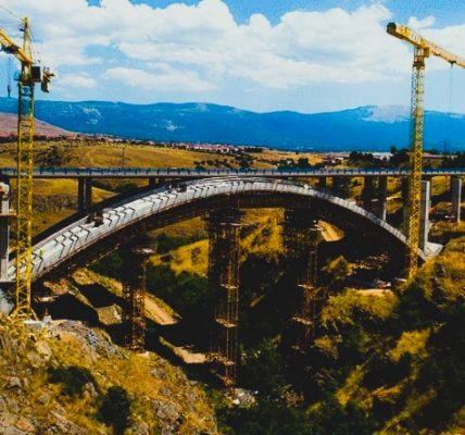 Construcciones Yamaro - Seguridad en la construcción de puentes ¡Elevando estructuras con cero riesgos! - FOTO