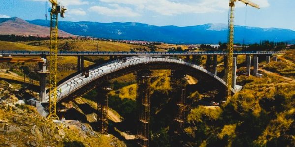 Construcciones Yamaro - Seguridad en la construcción de puentes ¡Elevando estructuras con cero riesgos! - FOTO