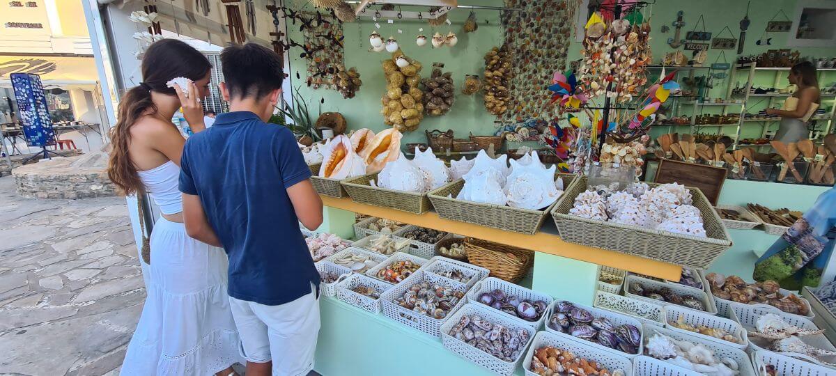 De compras por el puerto de Agios Nikolaos