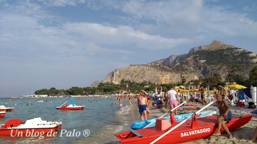 Playa urbana de Mondello en Palermo