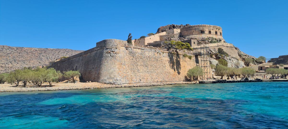 Llegando en barco a Spinalonga Llegando en barco a Spinalonga