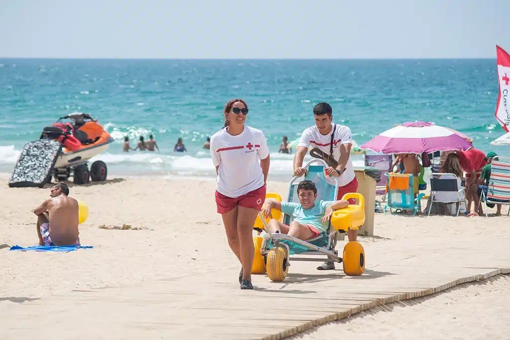 Servicio de baño asistido en la playa de La Barrosa, en Chiclana de la Frontera.