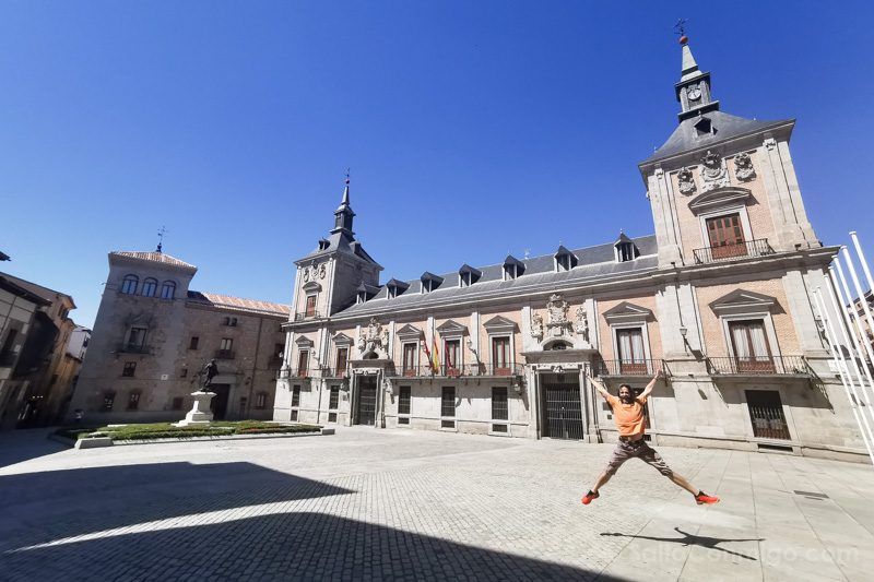 Saltando en la Plaza de la Villa Fin de semana en Madrid Plaza Villa Salto