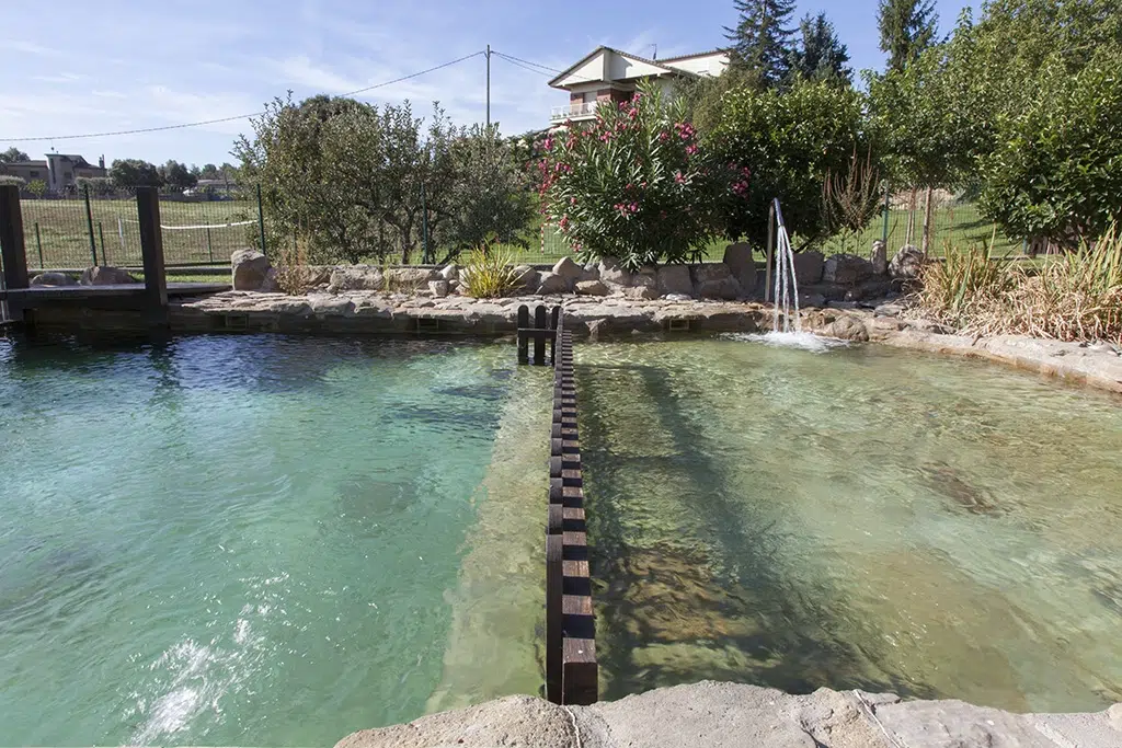 Casas rurales con piscina biológica.