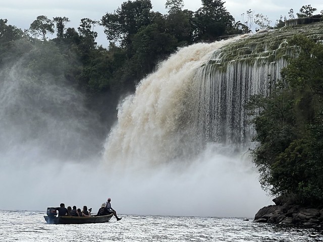 Cascada en la Laguna de Canaima (Venezuela)