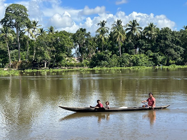 Indios waraos navegando en curiara en el Delta del Orinoco (Venezuela)