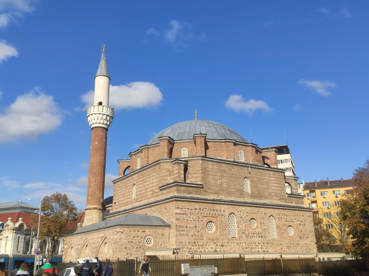 mezquita con cielo azul