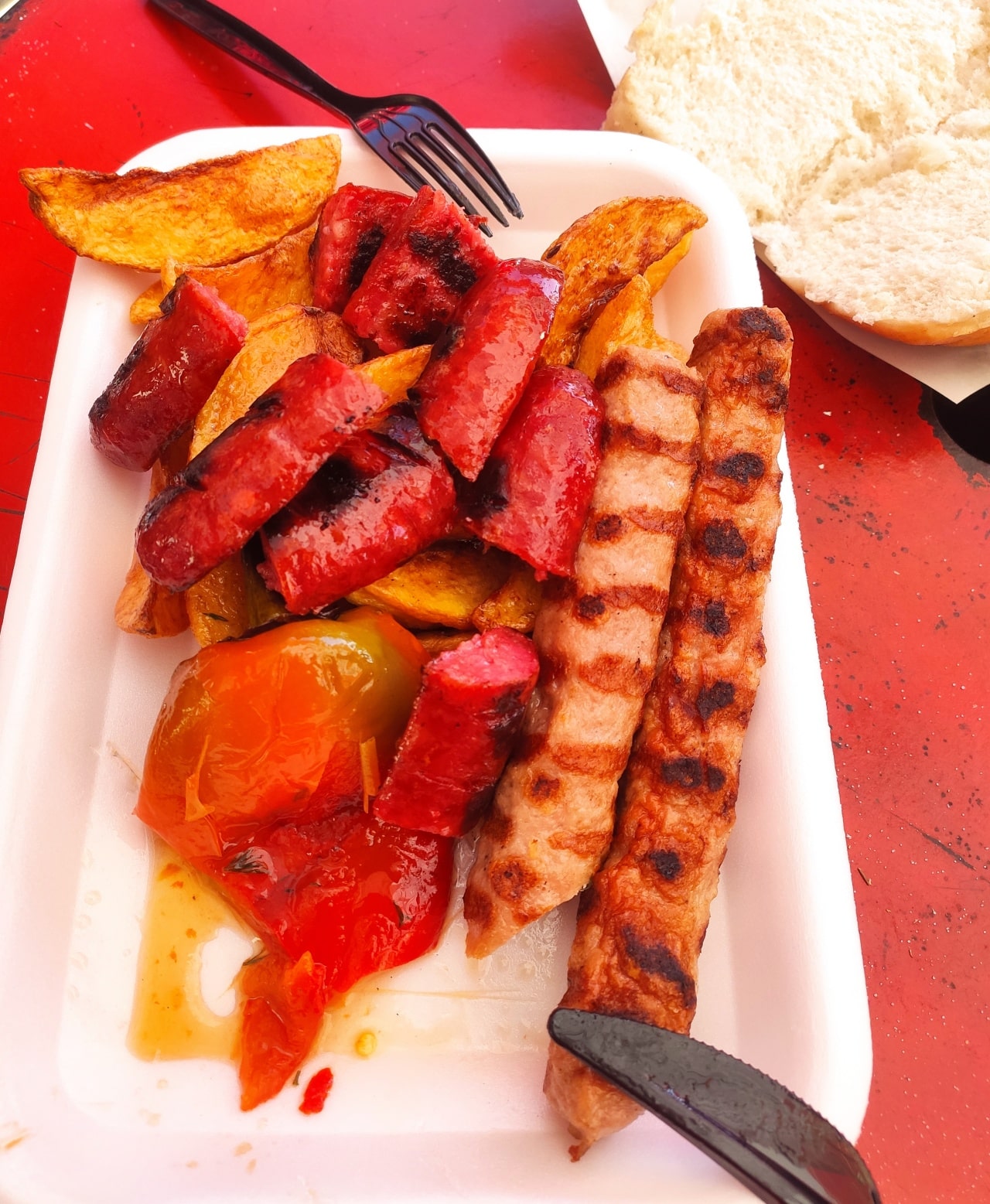 salchichas y kebab en plato