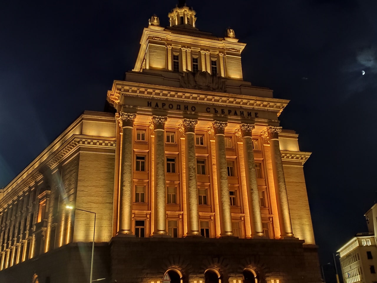 gran edificio rectangular iluminado de noche