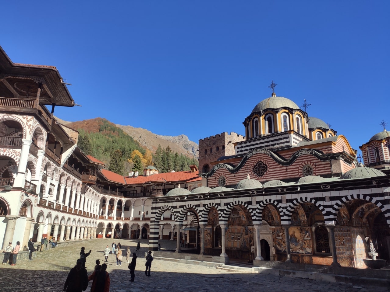 monasterio en las montañas