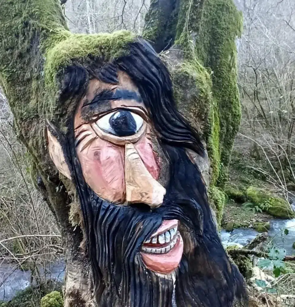 El ojáncano, una de las figuras de la senda mitológica del monte Tejas (Cantabria).