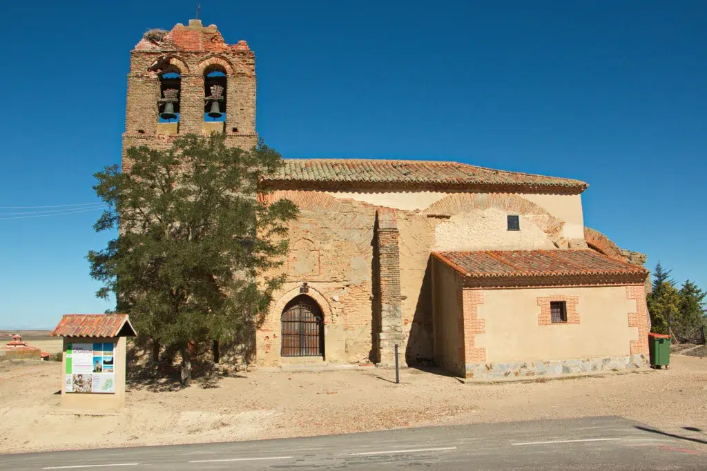 Iglesia de Otero de Sariegos en las lagunas de Villafáfila. Por kstipek.
