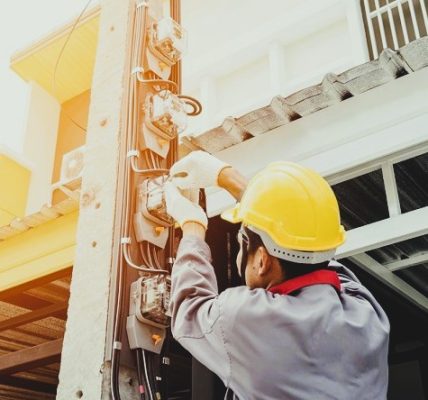 Construcciones Yamaro - Seguridad primero ¡Minimizando el riesgo eléctrico en obras de construcción! - FOTO