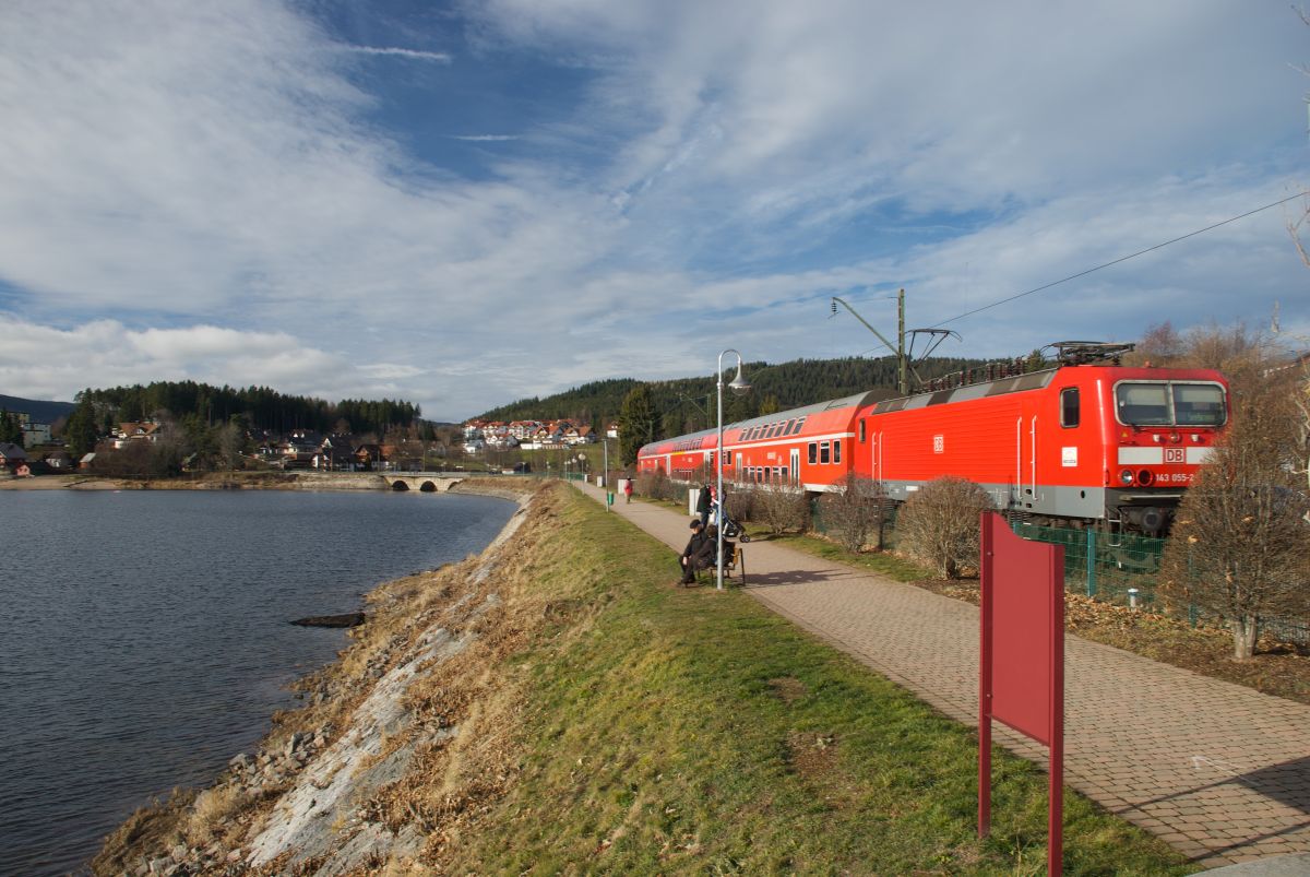 El tren a su paso por el lago Schluchsee El tren a su paso por el lago Schluchsee