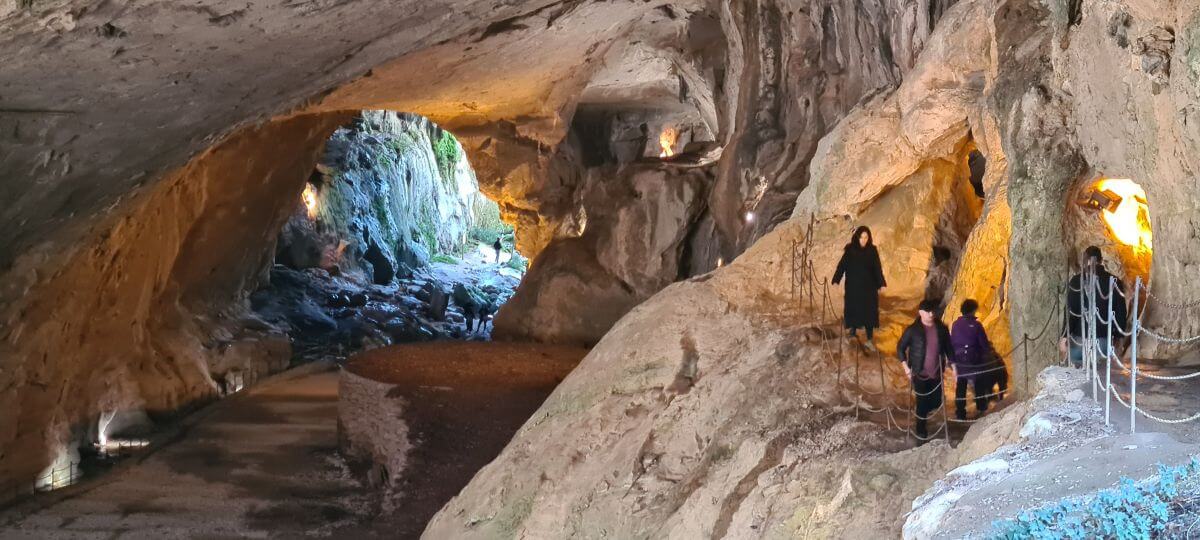 En el nivel superior de las cuevas