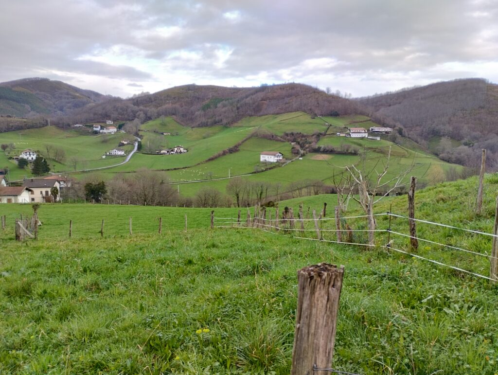 Prados y caseríos en la ruta de los bertsolaris de Lesaka. Por Raquel Andrés Durà