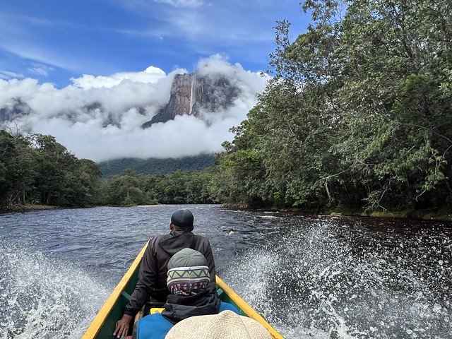 Navegando al Salto Ángel, una de las maravillas que ver en Venezuela