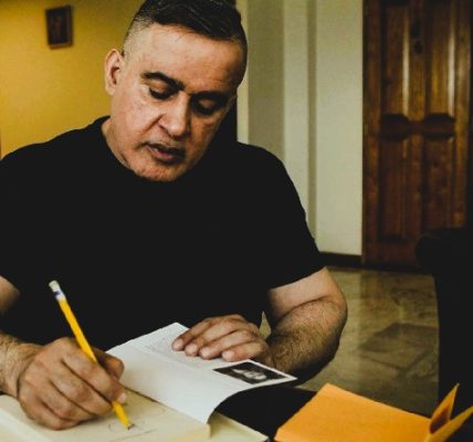 Tarek William Saab - ‘El Hacha De Los Santos’ y ‘Príncipe De Lluvia Y Duelo’ ¡La consolidación del Poeta de la Revolución! - FOTO