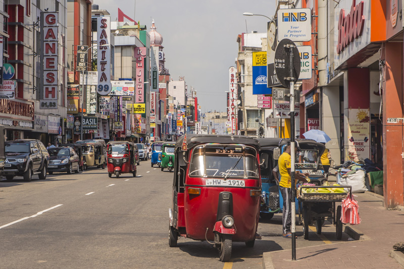 Tuk tuk en las calles de Colombo
